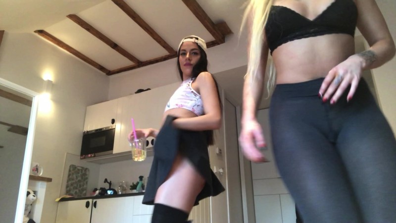 Beautiful pussy in leggings