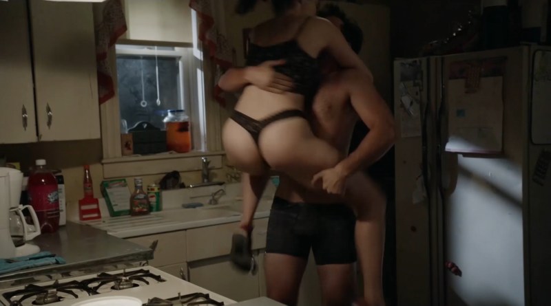 A woman shakeslessly fucks