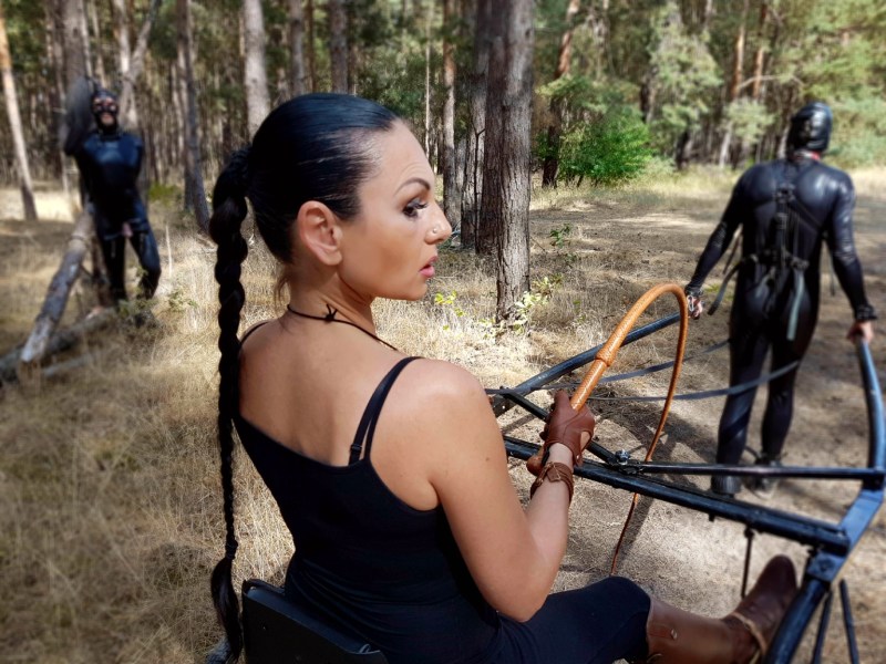 COLOLA CAKOULI Dominatrix