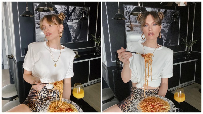 Sasha Savelyeva smokes