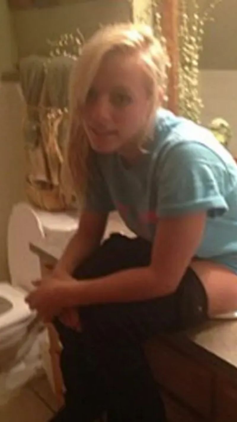 Pissing Girls in the toilet