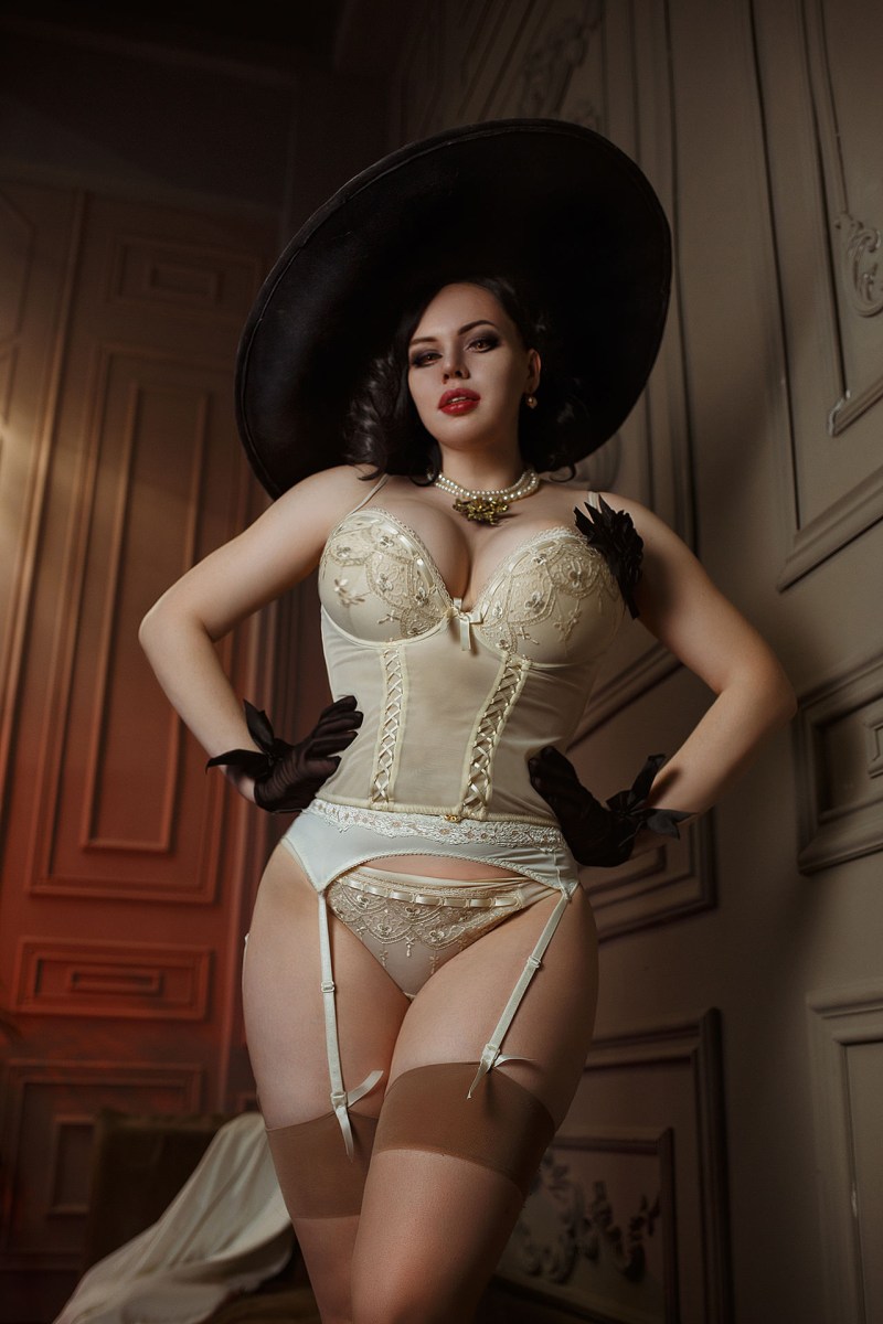 Alsina Dimitrescu Cosplay