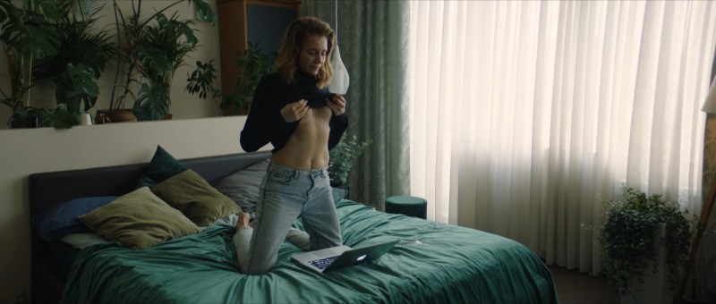 Photo naked girls in kiki show a pussy