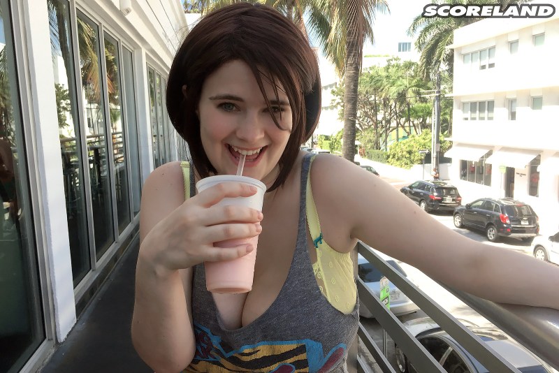 Girl Exhibitionist in the city