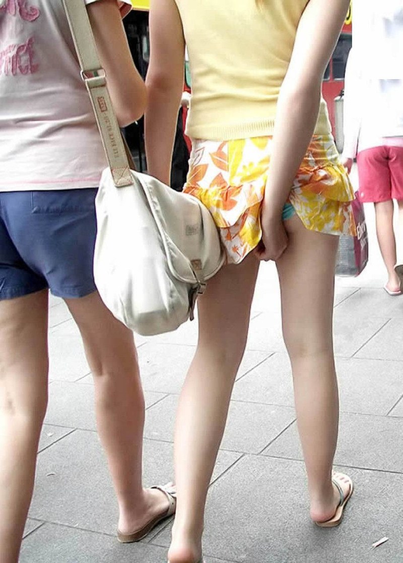 Tights under the skirt wind