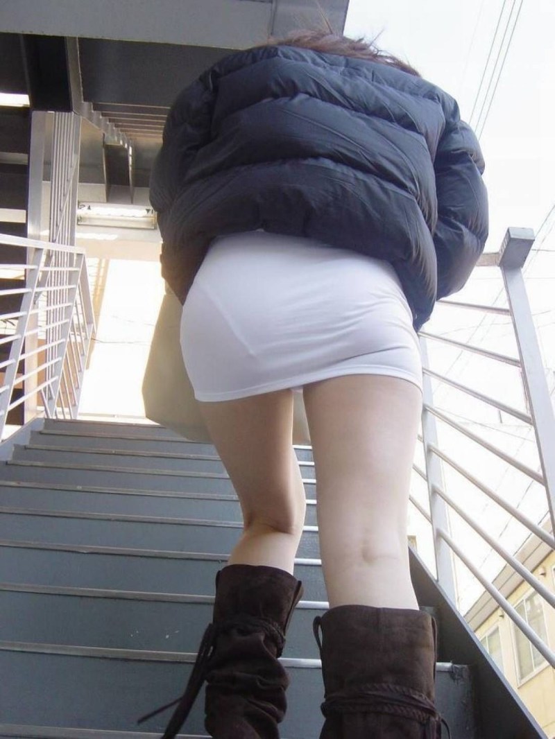 VPL (visible line of panties)