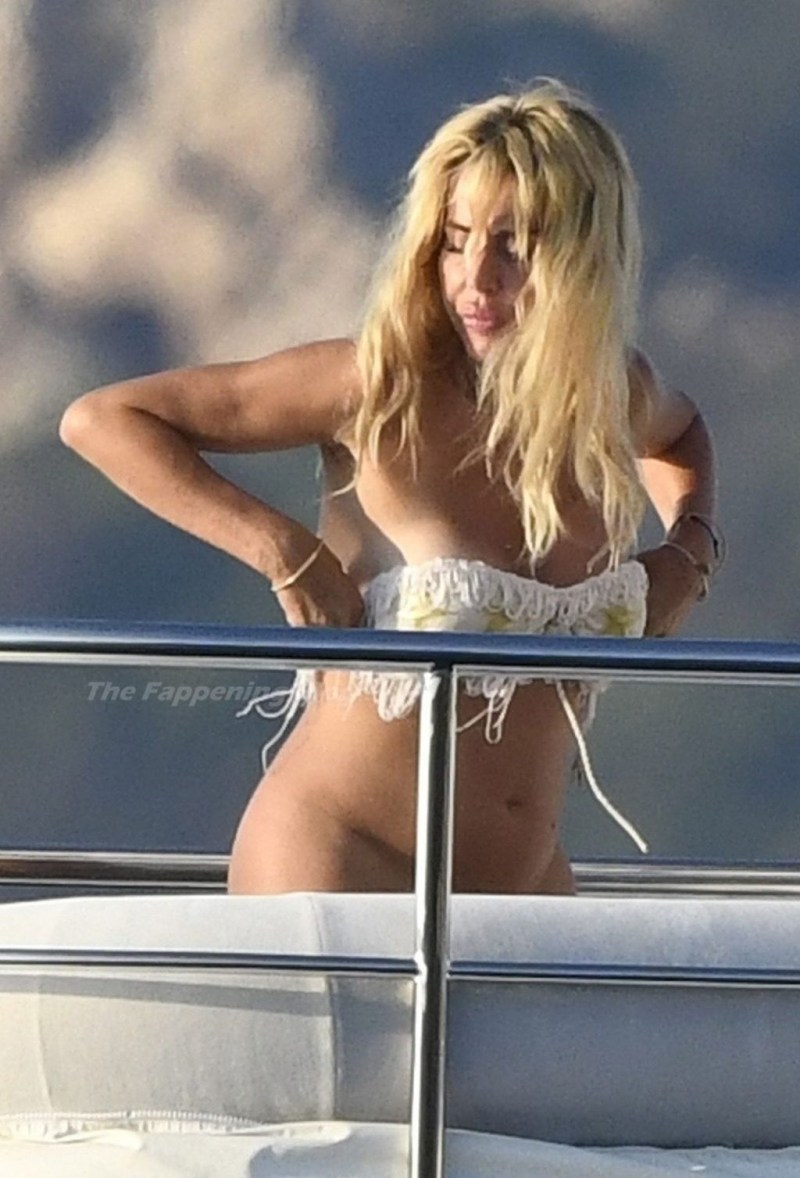 Valeria Marini Bambola