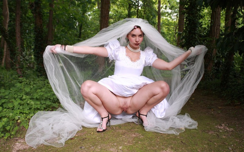 Brides without panties photo