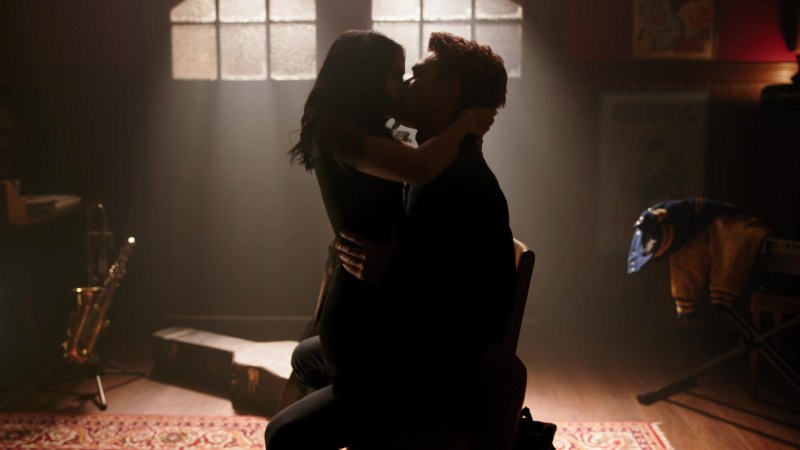 Camilla Mendes Riverdale kiss