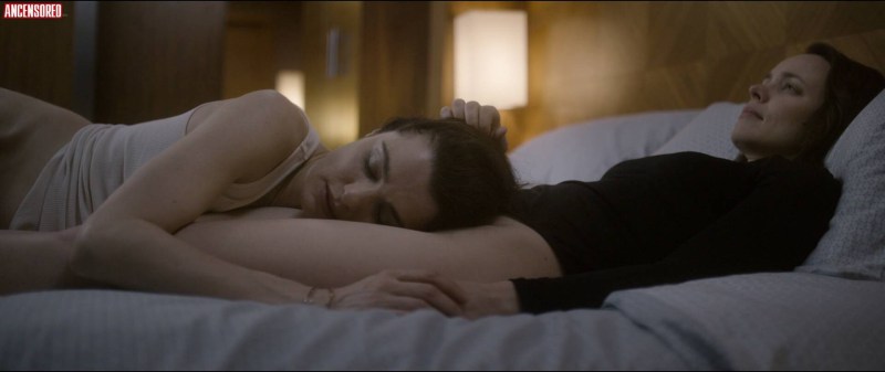 Rachel Weiss and Rachel Macadams kiss