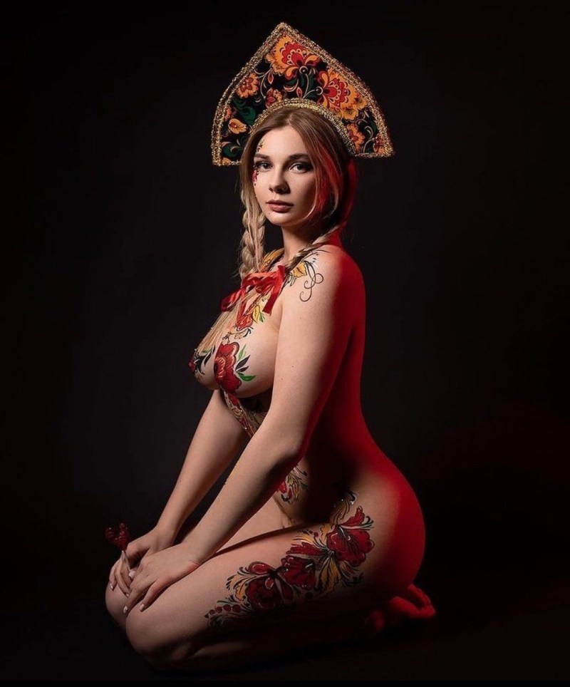 Naked beauties in kokoshniki