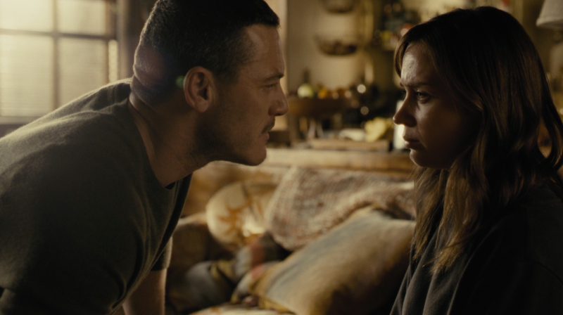 Girl on the train Film 2016 Luke Evans and Emily Blot