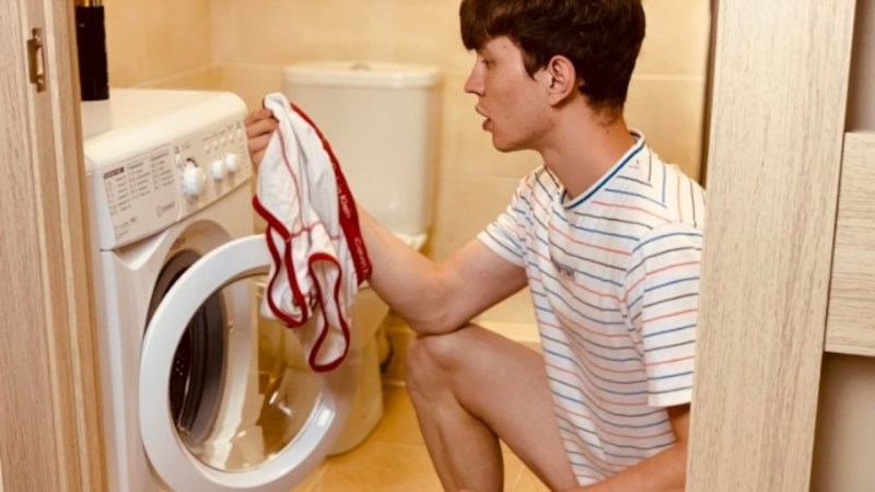 The girl sucks in the car