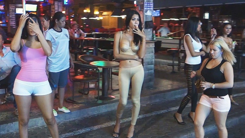 Two Thai Hookers Give a Nice Tandem Blowjob