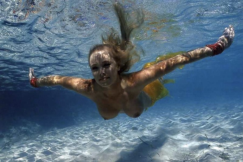 Big boobs under water