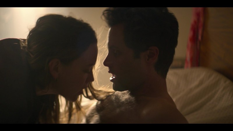 Victoria Pedretti kiss