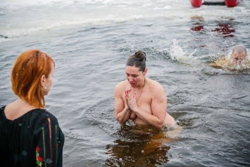 Veronica Avluv Pissing Lesbian