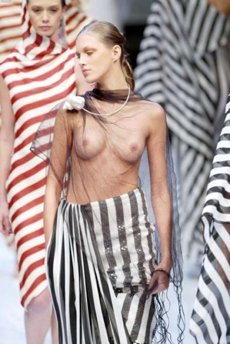 Naked behind the scenes of fashion shows