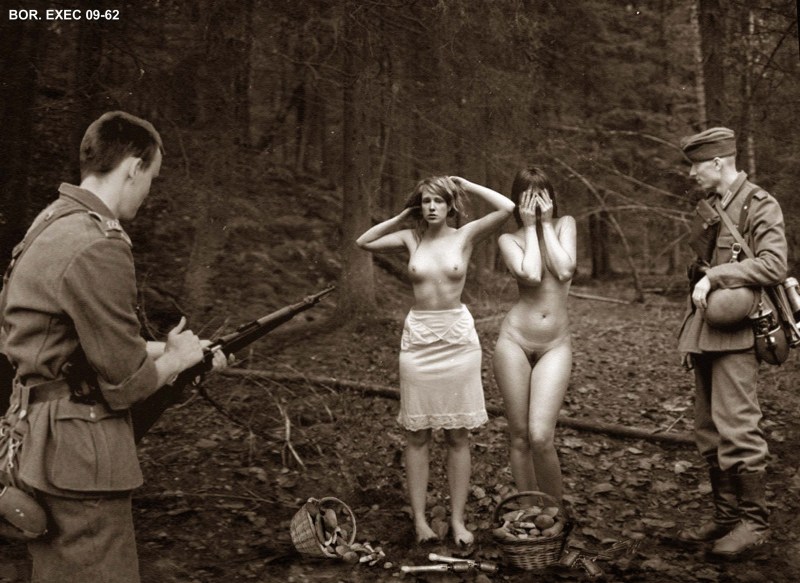 Naked women in front of the Germans
