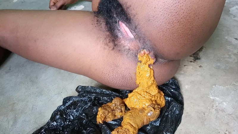 Girls shit close -up