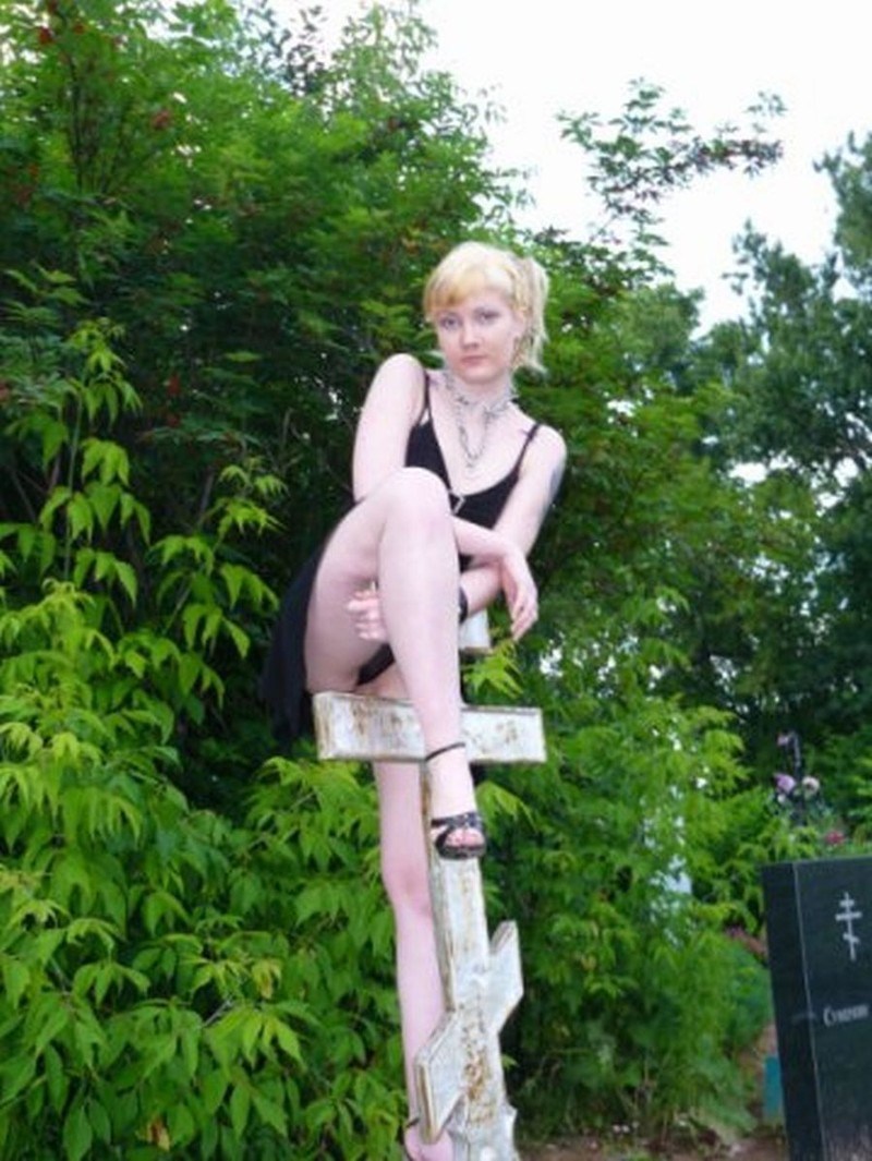 Julia Soton photo shoot in the cemetery