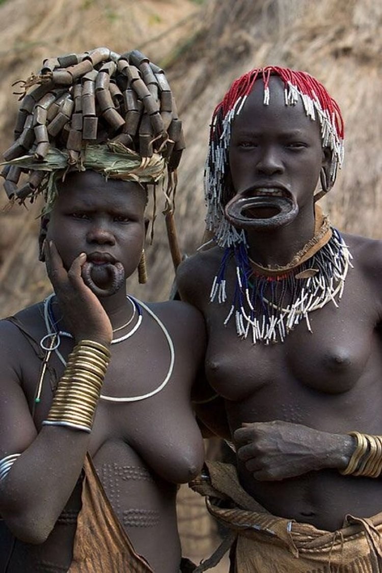 Naked women from the Mursi tribe