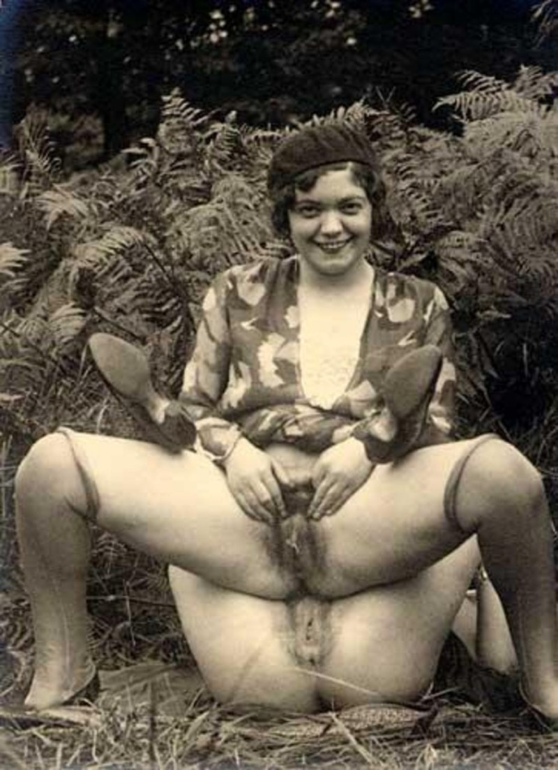 Old naked women retro