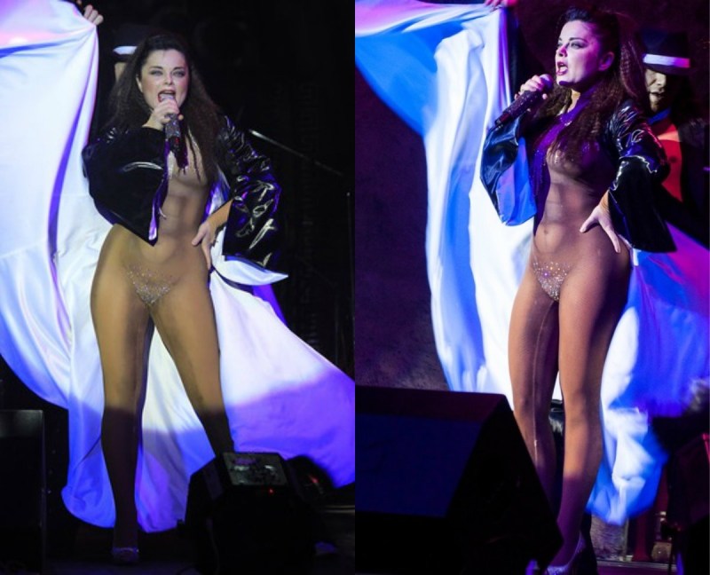 Jennifer Lopez without panties on stage