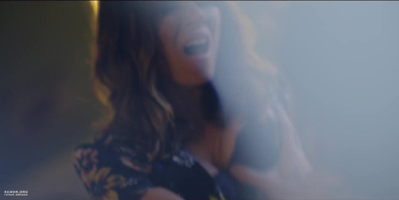 Linda Cardellini bed scenes