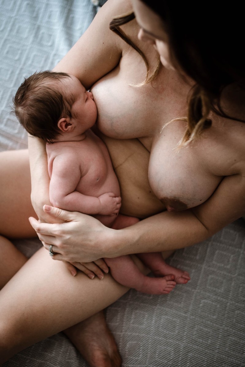 The pregnant woman breast -feeds