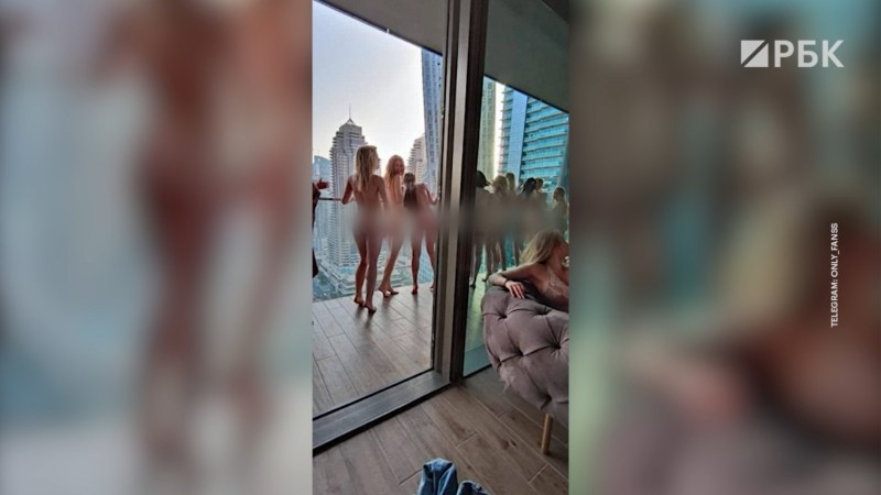 Naked photo shoot on the balcony skyscraper