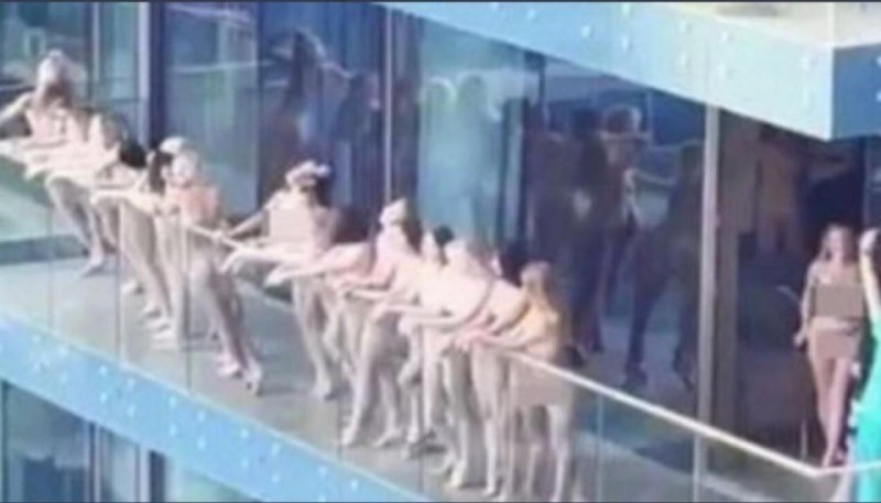 Photo shoot of naked girls in the Emirates