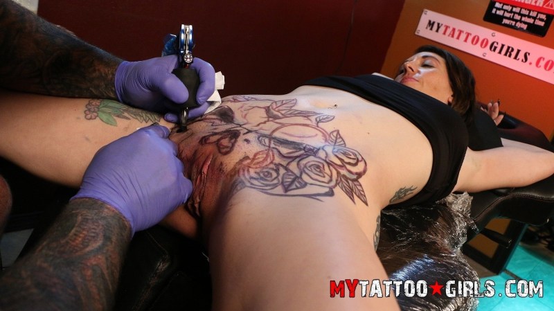 The master makes a tattoo on the vagina