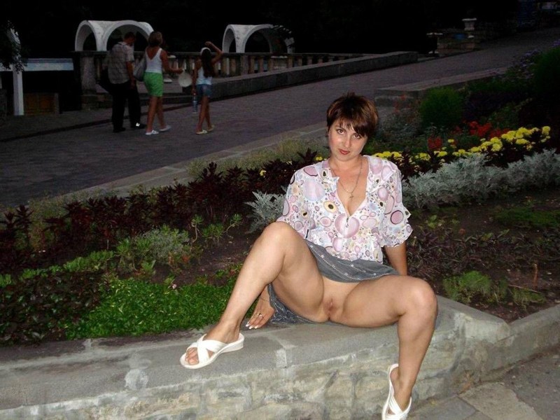 Mature without panties on the street