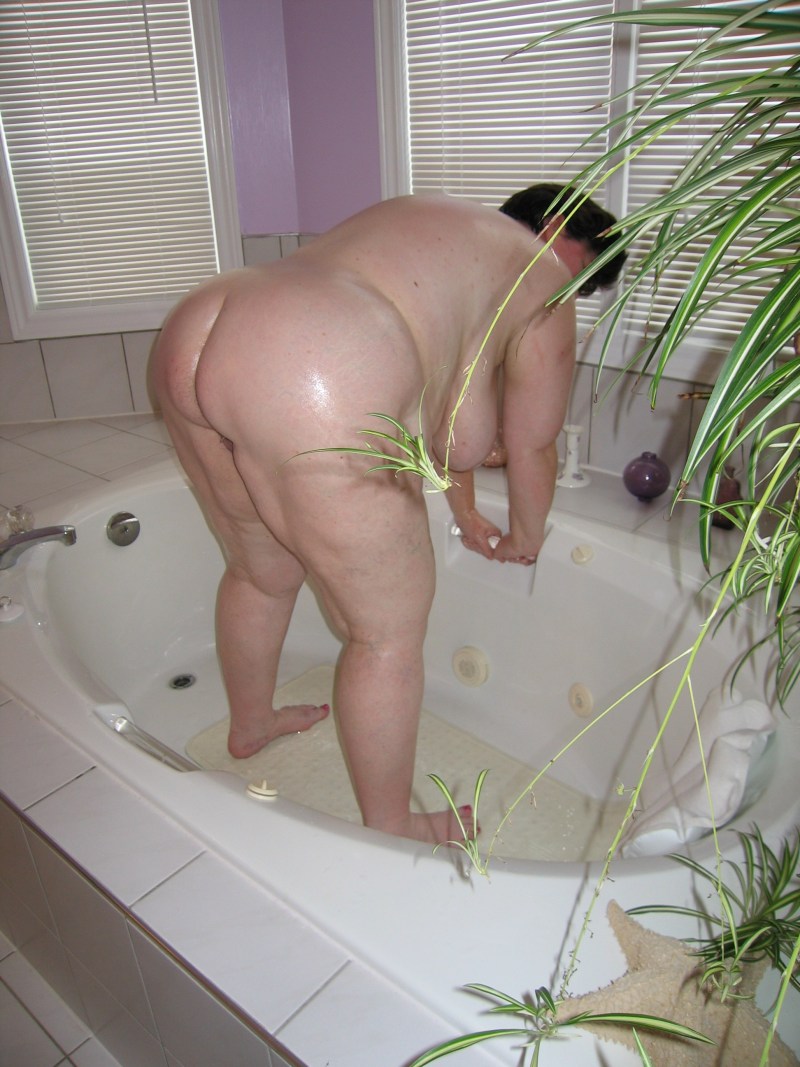 Bbw bathe naked