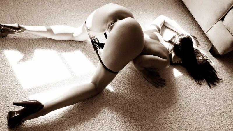 Beautiful butt on all fours