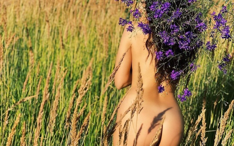 Naked love of Tolkalina in the field