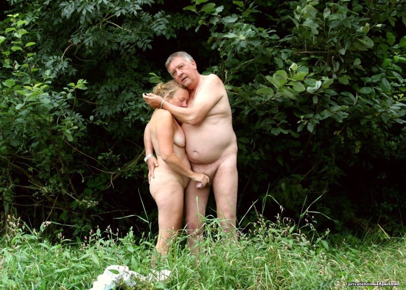 Naked mature vapors in nature