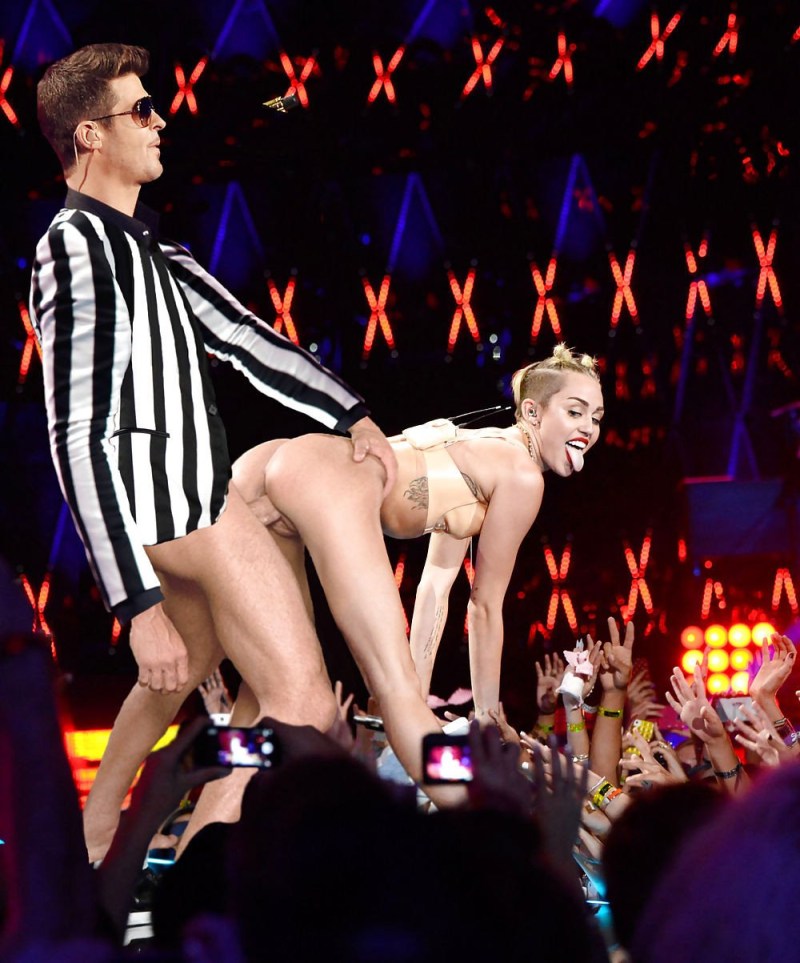 Miley Cyrus without panties on stage