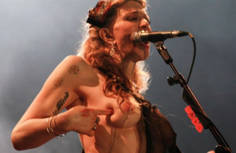 Courtney Love shows boobs
