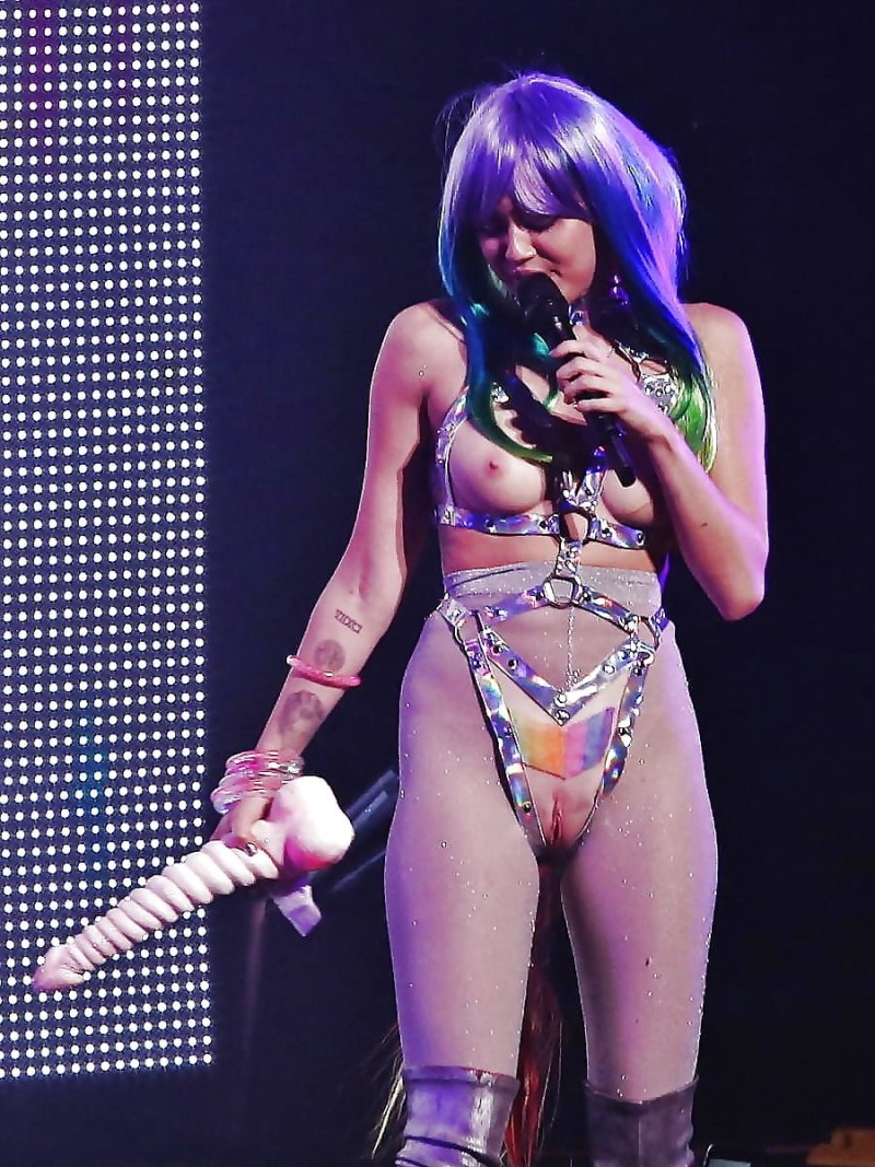 Miley Cyrus Naked on stage