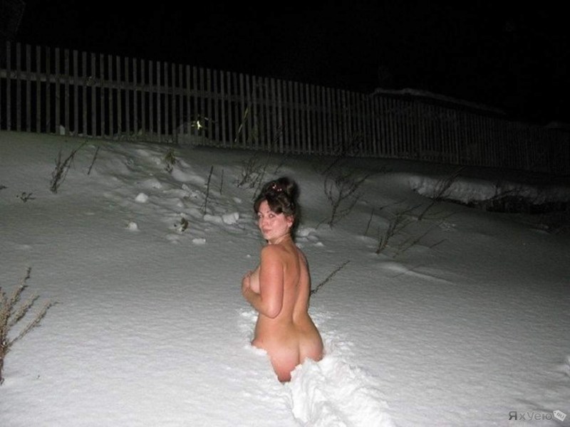 Naked women in the hole after the bathhouse