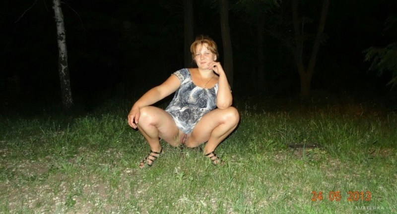 Wife without panties in nature