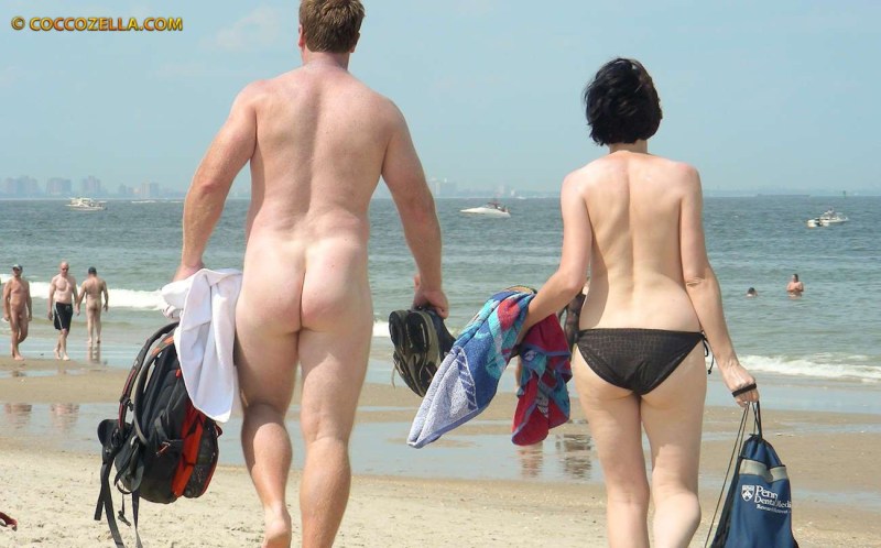 Exhibitionist guy on the beach