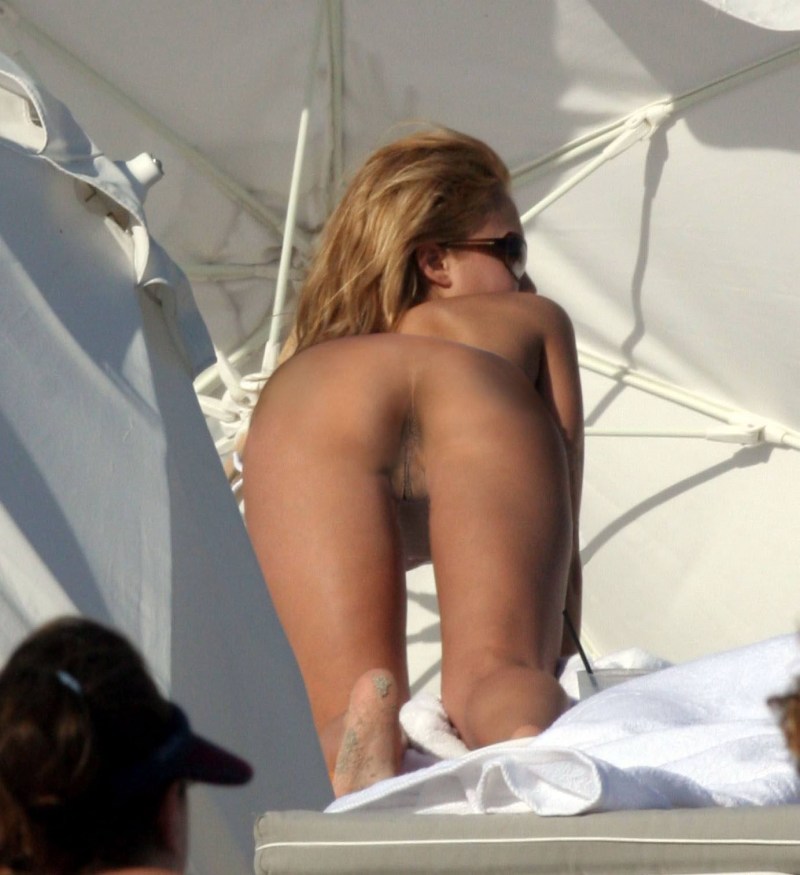 Jessica Alba Naked on the beach