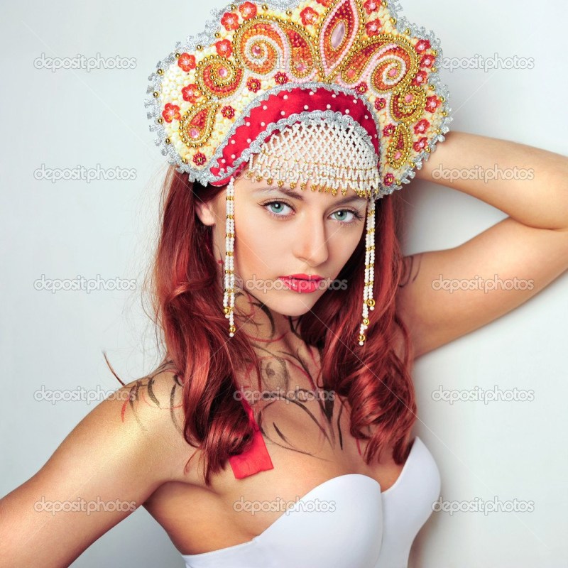 Red -haired girl in a kokoshnik