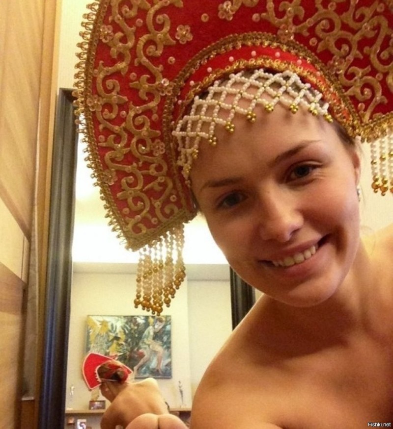 Naked women in kokoshniks