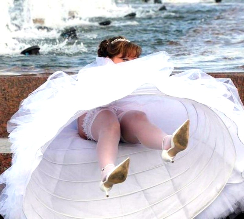 Bride without panties spied