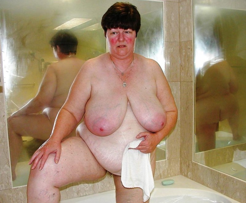 Naked thick mother -in -law in the bath