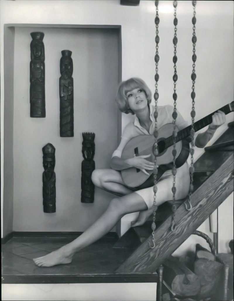 Mirere. Dark in. style. Nude